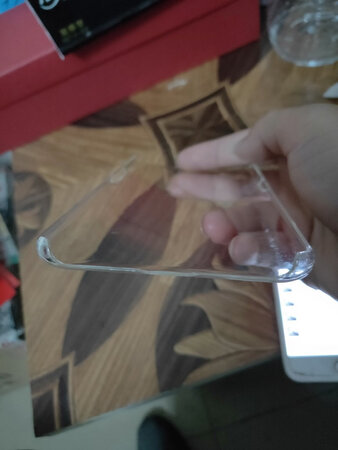 快递收到了，图片上底部是完整的，收到的货却是空缺的。而且套上去还可以滑动，完全是靠两边的按键顶住的。