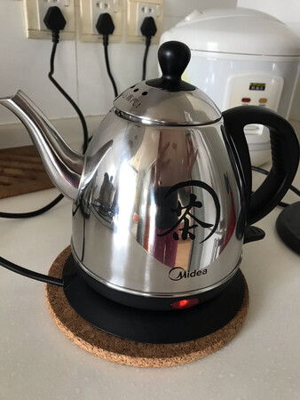 小巧玲珑 烧水只要四分钟 质量比八年前的好 值得信赖 不过原来只还是很好用?