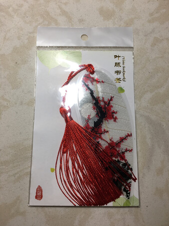 衣服材质比想象中的硬，有点显胖，囤的第一套汉服，送的书签我选的是蓝色的，给的却是红色的……