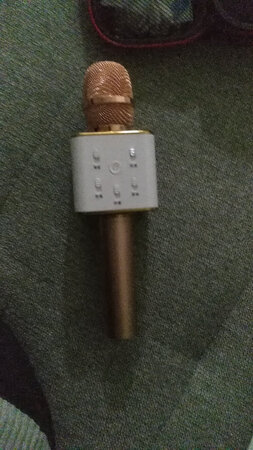 这是我在网购过程中碰到的最荒谬的一次。先说产品原价400多点，领了个券390买的，回家试用的时候，效果质量简直和实体店100多的没什么两样，然后客服不是说有很多配件吗，打开一看什么也没有，我联系客服居然还装作不知道，这是联系到后来客服和我说的话想到的。之后联系客服说是给问问，这一问没结果了，还得咱们自己主动跟人家要，再一次的追问，客服说没有图上的配件了。说到这里我就想大骂那个**客服，我都第二次联系了，还是爱搭不理的，说是没有配件了，没有你还带图卖产品，这不是**吗，然后说给我个耳机，我要那东西干什么？有病吧，就这样的卖家会有生意吗？真是奇怪了，谁要是在这个网店买东西就是“再次上当”。无良商家，缺德客服。我也真是命苦，让我一起遇见了，在此警示大家，去别的店看看吧，评论真的很重要啊，信誉，诚信都让你给完造了啊……