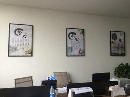 东西很好 做工精细 很有档次 但是快递不敢恭维 自己上门提货 店家分了3个盒子 还去了两趟才拿齐