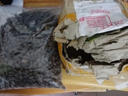 包装盒子好像拆开过了，标签是后来粘上去的。让值班的保安拈量一下说是份量不太对。