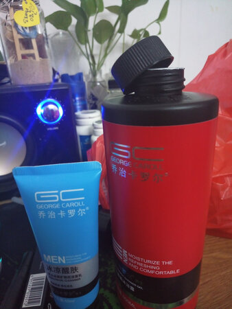 沐浴露用了几天了，味道很特别，跟我想的味道不太一样，不过用起来也还挺好用。瓶身稍微细了，刚好可以从厕所洞里掉下去?，送的香体喷雾和洗面奶都挺不错的，味道很好，包装也很用心