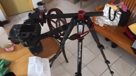 优点：同品牌的中轴横置脚架中不算重；折合之后较短适合出外携带；三只脚4节全开后很稳。缺点：中轴稍短；在中轴横置竖排时，云台水平方向（非球体那里）锁得不太紧。