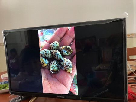 快递很快送上门，老妈很喜欢这个电视机，图像不错