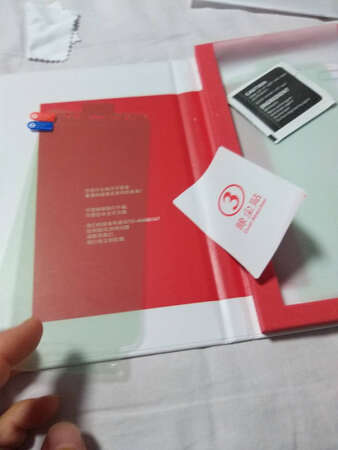 软膜贴上去很服帖，很容易上手，也没有起泡，挺满意的，下次有需要，再来购买