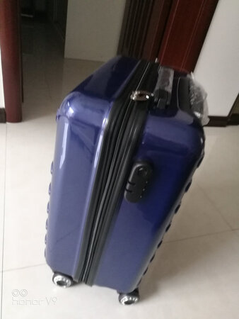 质量挺好的，轮子顺滑，20寸大小带着也很方便，可登机，短途旅行最适合，很满意！
