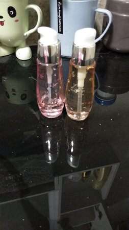 跟我在店里买的不一样！不知道是不是正品！京东的买的发黄，我从店里买的发粉色！