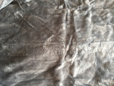 衣服明显是开封重装的，不是出厂的原包装。