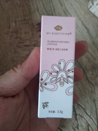 很好看的颜色，是正品，价格便宜多了，很满意的一次购物，包装还特别好，可以送人，高大上。