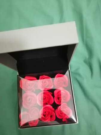 手链非常漂亮，玫瑰花也很好看，女友很满意，非常喜欢，挺好的，值得购买。