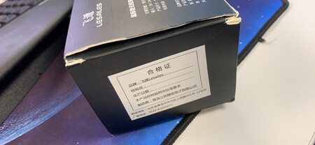 明显是开封过的二手货，封条破损、包装盒破旧、没有生产日期。充电器居然还是独立于鼠标垫的。厚度足有1cm凸起在鼠标垫之上。那我单独买鼠标垫+无线充电器多好。