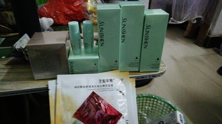 已经买了很多次了，老板还送了睡眠面膜，真心不错，在实体店里也买过超级贵，所以果断选择这家店铺，各位小主，放心是正品哦，我也推荐朋友买过两套，真心不错。不要看它价格与实体店相差甚远，东西真是正品