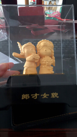 还不错，就是快递公司出了点小问题，最后算是解决了，卖家态度不错，要是金箔贴好就更好了