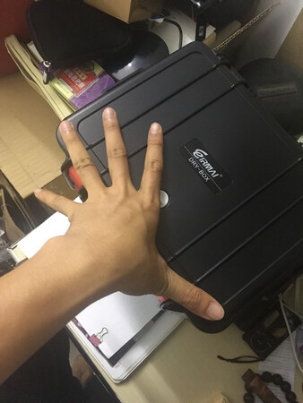 不大，注意看尺寸，我看三个短的镜头和无敌兔机子刚好满
