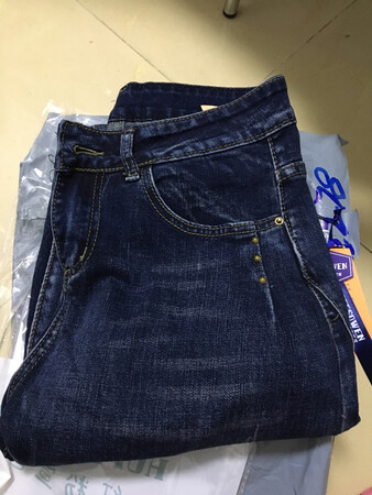 牛仔裤穿着较舒适，但清洗时比较掉色。