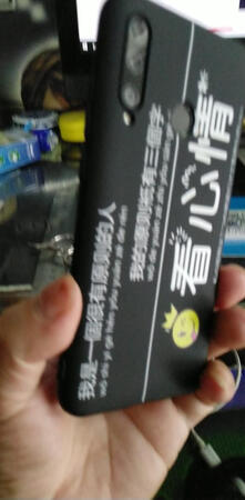 宝贝已收到很好看，大小很合适跟手机很吻合，开口位置很准确。拿在手里手感很不错，保护效果也很好，款式也好看。高大上的感觉，手感也很好。总之很喜欢。