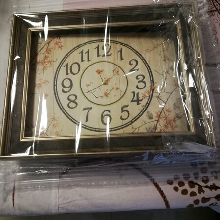 happy every day，装饰钟子收到了，外观与描述基本相符，但安装没描述清楚，摸了很久才安装上去。