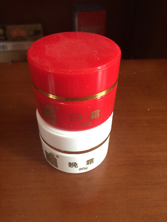 等二次购买，没有等一次好，这个买的比较干，擦脸上都掉皮