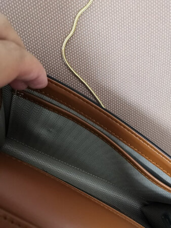 链条颜色不均匀，很明显。链条重量较重，材质问题吧，不轻便，不符合夏天款风格，可能老外女的比较扎实吧。包包拿到手就有瑕疵，不知道为什么没有检查就发了，懒得退货，要了30块钱补偿，快五百包，要了30块，好像少了点。哈哈，包面还是比较软的，就是不知道耐用不。包设计不合理，包背起来后就会变形，显得丑。总结优点就是包不大，适合夏天用，包的皮纸很软  ，缺点以上，且不知道耐用不。