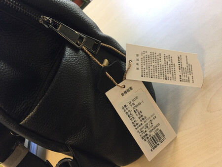 不会看是不是真皮，感觉皮质挺厚实，质量很好，主要是各功能比较实用，收到的包与描述和图片都吻合，挺满意的^_^