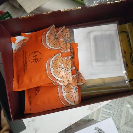 是正品，还没用，给实习店的一样，我在实习店卖过一套用完了，效果不错，这一次在京东卖的还送了好多小礼物，值得购买。