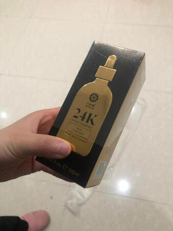 瓶身是玻璃的，滴管形状的用着比较卫生方便，里边很多金箔看起来就很昂贵 看外观特好看，金黄色的外表一闪一闪的，简直是要亮瞎的我眼呀，哈哈哈，很喜欢，涂抹上去吸收快保湿好，涂抹感觉很丝滑，质地是咖喱状的，不油腻很亮泽，精华味道很好闻