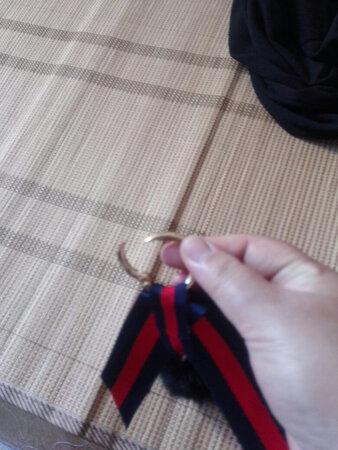 衣服上的挂饰是可以拿下来的。。。。。。。。