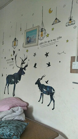 这个还可以，粘性很强。，可以反复粘，