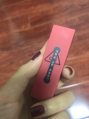 在京东买的东西目前为止没有失望的 真的挺好的 应该是正品 一看到口红就开心 之前用的都是欧美大牌 第一次入3ce 玫瑰粉 挺好的物流也挺快的 颜色性感 满意啦