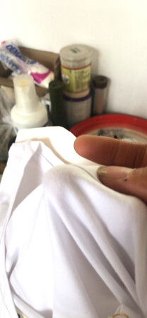 料子还是比较厚的  摸起来手感柔软细腻 只是颜色比较少 多几种颜色可选的话还买两件