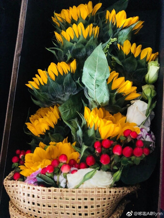 谢谢巧巧客服的耐心，鲜花送货很及时，也很漂亮。