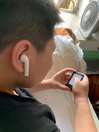 mp4不错，外观漂亮，蓝牙无线耳机操作方便，配件齐全，还有硅胶保护套和屏保膜送。客服周到，及时解答疑问。物流也快。