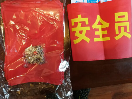 买48个实际寄50个，送有别针，增值税发票也一起，很满意。