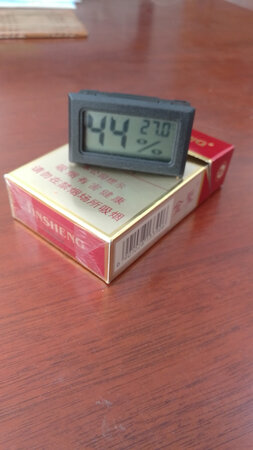 买的第二个了，原来的被同事看中拿走了，数显很清楚，小巧玲珑很方便，好评。