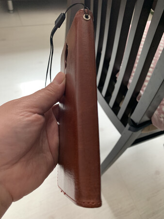 小米4翻盖儿手机壳老爸一直想换，终于在这里买到了，今天收到很惊喜，刚帮老爸换上了，他非常满意，谢谢!!！