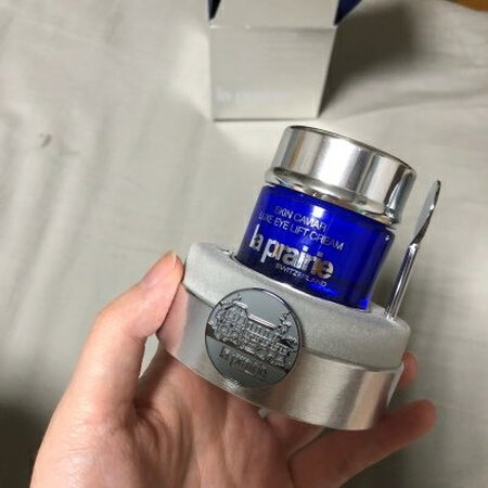 朋友介绍来买的，朋友用后效果非常好，特意~给了我。此款眼霜用后确实不错，挺舒服，比lamer质地厚也丰润一些。有紧致的效果，淡化眼纹估计还得用一段时间才能看到！客服专业耐心，双11发货速度极快。