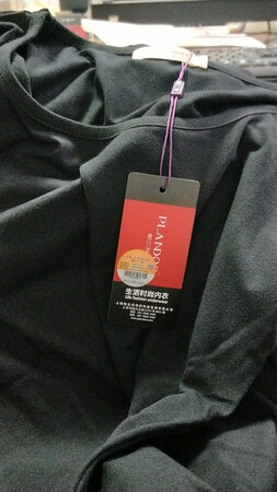 京东的发货速度真的是快，衣服质量还不错，对的起这个价格