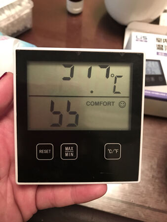 给即将出生的宝宝买的，快递很快也很负责。但是产品质量有问题，一买来就是坏的，数据都显示不全。