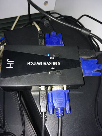 俩台电脑现在可以方便的使用一台显示器，方便切换！