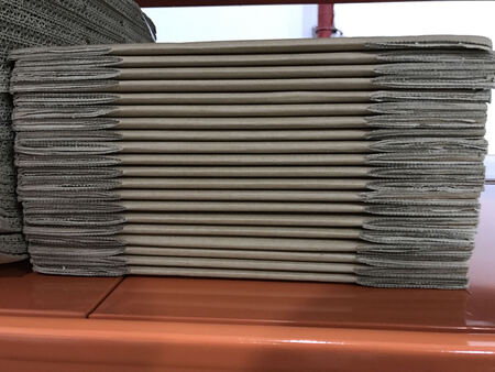 箱子质量不错，外观跟描述一致。物流比较慢，快递包装简陋，纸箱有磨损，客服处理态度一般。总体来说，购物体验我给70分！