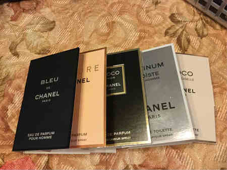 买几个小样试用一下，看看哪个好闻，然后再做决定。
