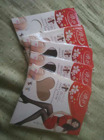 一次买了五双,很薄很薄的那种,碰一下都会坏,不知道能不能穿一天