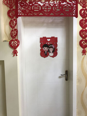 觉得门上的双喜小了点，有点不协调。