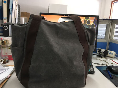 宝贝收到，大，口袋也多，非常实用，帆布质量也很好，做工也没得挑，物流也给力，唯一不满意的是颜色没选好，觉得有点深，嫌麻烦不换了，先用着吧