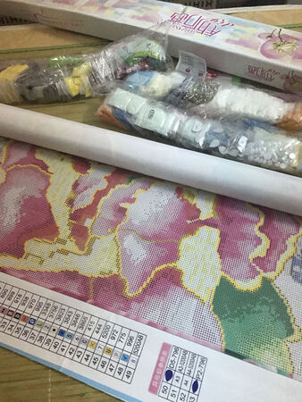 今天刚收到很不错，钻的质量很好亮晶晶的，画布很好图案很清晰颜色很鲜艳，粘性也非常好