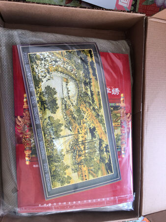 快递很赞，但是十字绣布不好，很硬，有些色号印的根本看不出来，看到货后一脸懵逼，我能退货吗，两星给快递，包装盒子也是纸盒子，为什么给两颗星发表不出去