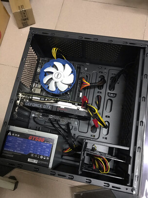 买回来显示器一直没怎么使用,发现主机关机后还有机箱灯光,客服一步步