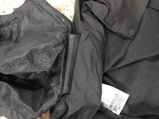 对比：狼爪冲锋衣和骆驼冲锋衣哪个好？狼爪5020892和骆驼A7W21O7127B选哪个好？