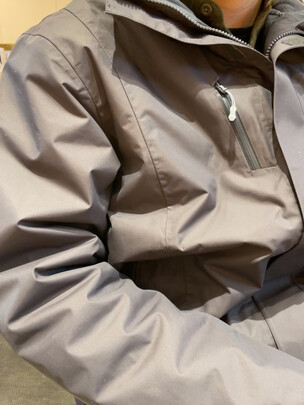 对比：狼爪冲锋衣和骆驼冲锋衣哪个好？狼爪5020892和骆驼A7W21O7127B选哪个好？